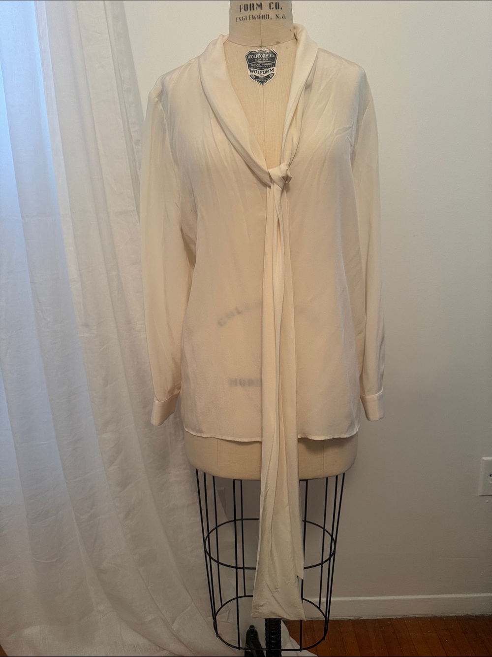 Gorgeous Nili Lotan cream silk blouse. Medium